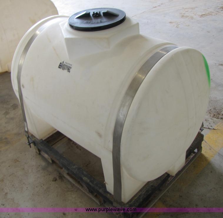 image for item 1004 Banjo 150 gallon ploy tank
