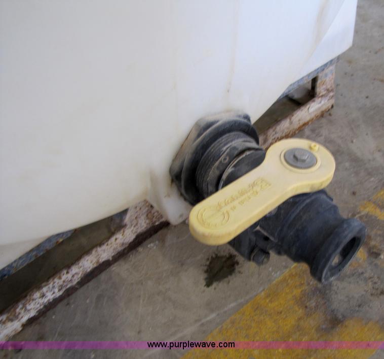 image for item 1004 Banjo 150 gallon ploy tank