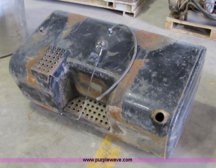 image for item 1007 Approx 100 gallon fuel tank