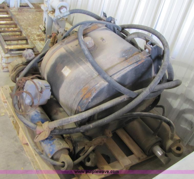 image for item 1010 Hydraulic tank with winch and four hydraulic cylinders