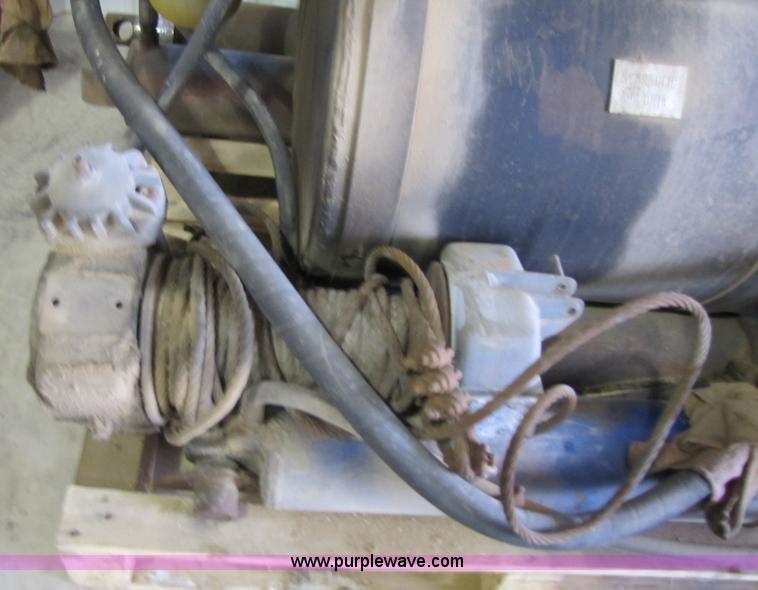 image for item 1010 Hydraulic tank with winch and four hydraulic cylinders