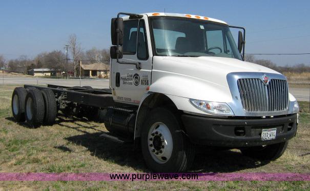 image for item 1657 2003 International 4400 6x4 cab and chassis