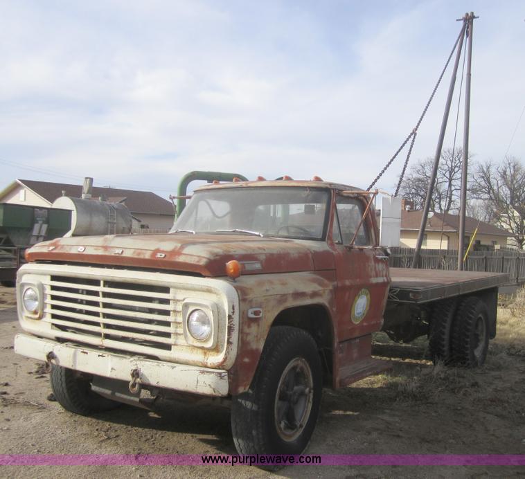 image for item 3147 1968 Ford F750 heavy truck