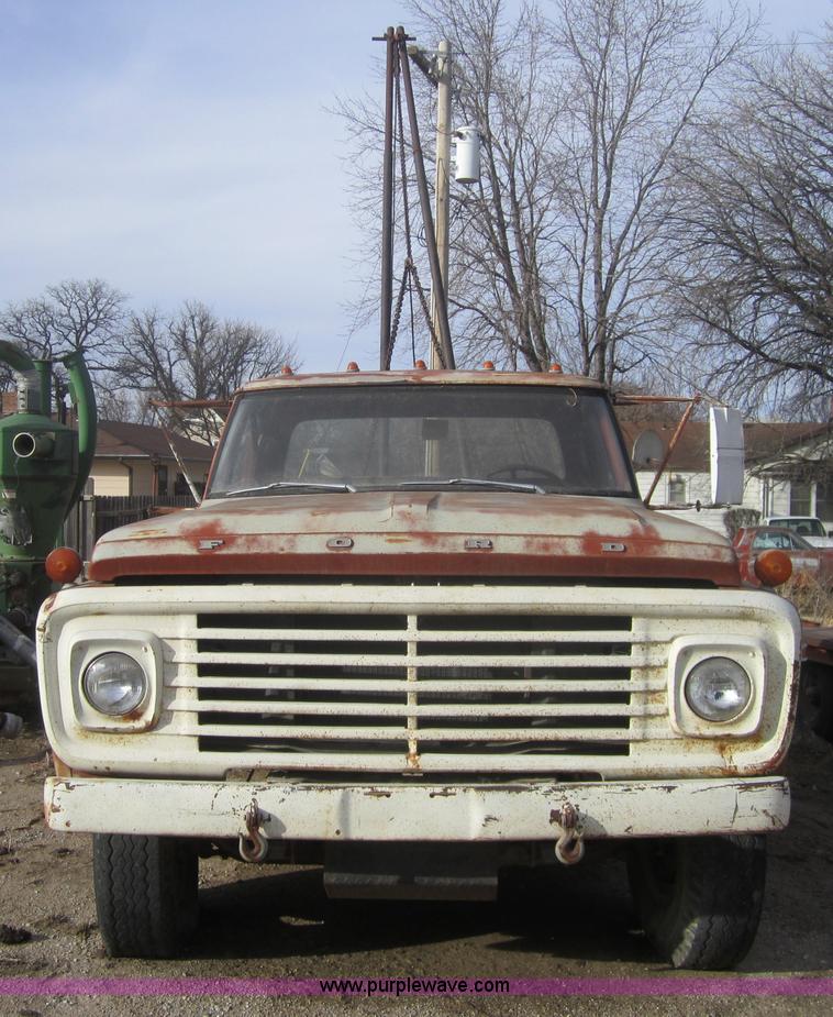 image for item 3147 1968 Ford F750 heavy truck