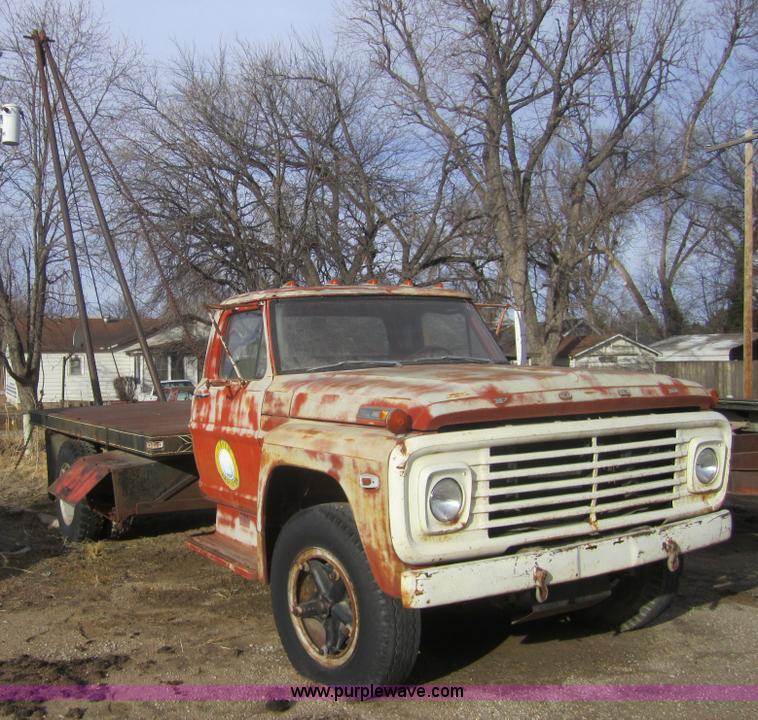 image for item 3147 1968 Ford F750 heavy truck