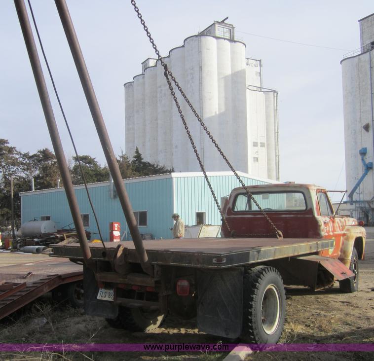 image for item 3147 1968 Ford F750 heavy truck