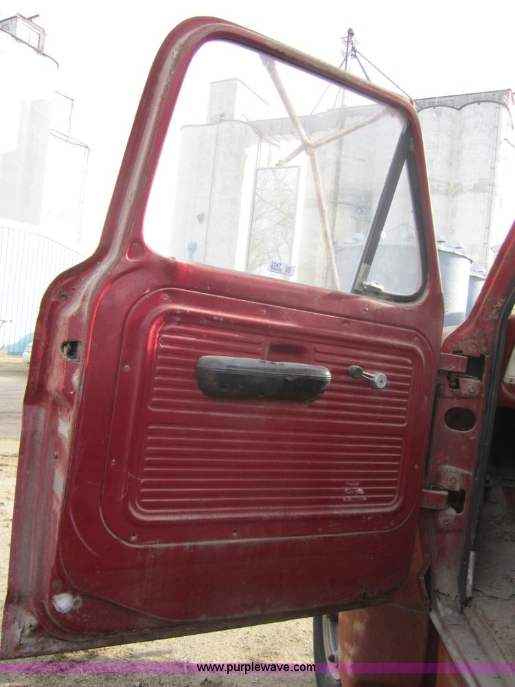 image for item 3147 1968 Ford F750 heavy truck