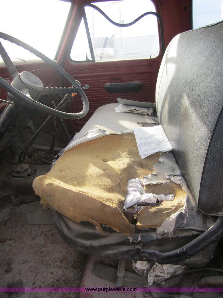 image for item 3147 1968 Ford F750 heavy truck