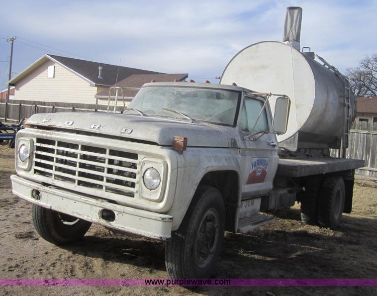 image for item 3148 1975 Ford F750 dump truck with dust tank