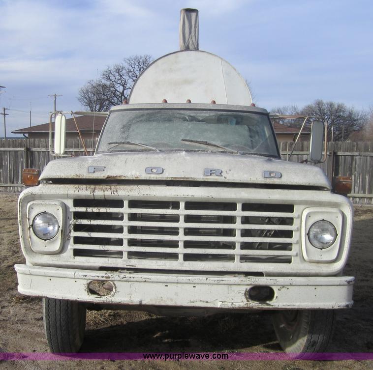 image for item 3148 1975 Ford F750 dump truck with dust tank