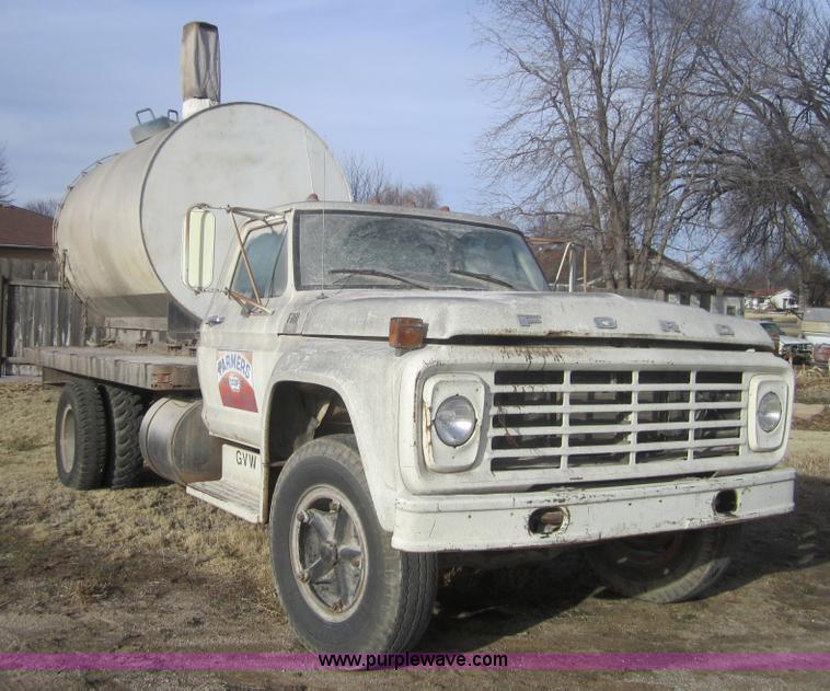 image for item 3148 1975 Ford F750 dump truck with dust tank