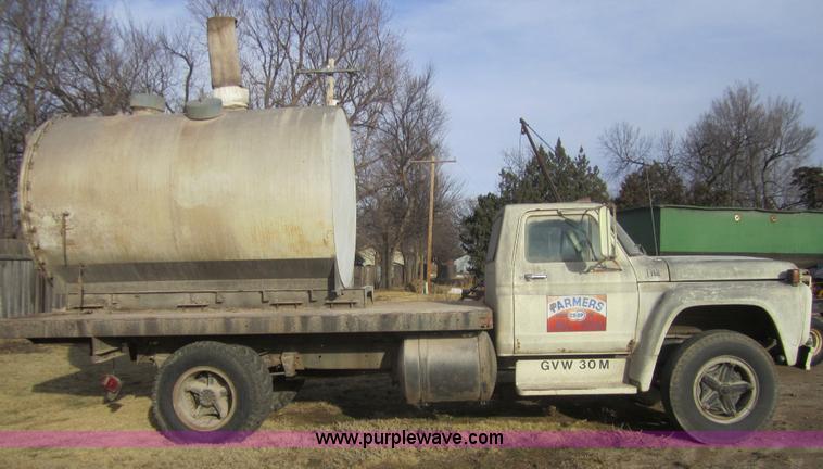 image for item 3148 1975 Ford F750 dump truck with dust tank