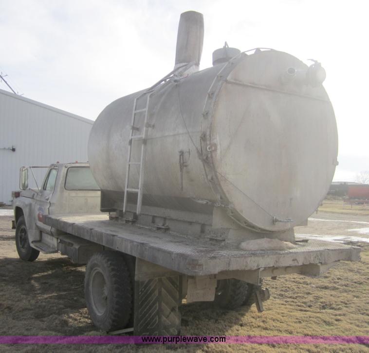 image for item 3148 1975 Ford F750 dump truck with dust tank