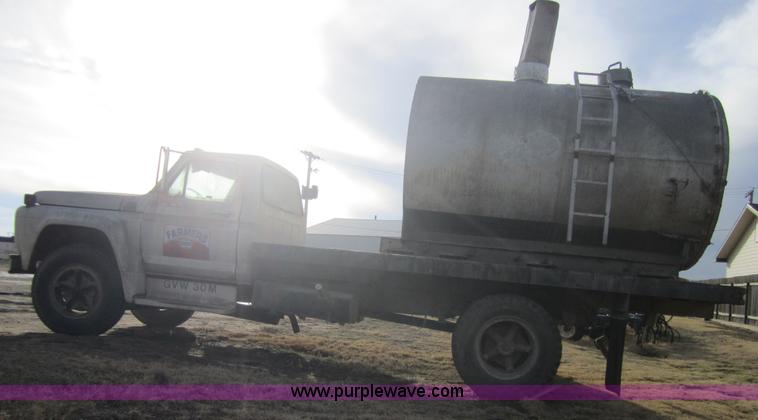 image for item 3148 1975 Ford F750 dump truck with dust tank