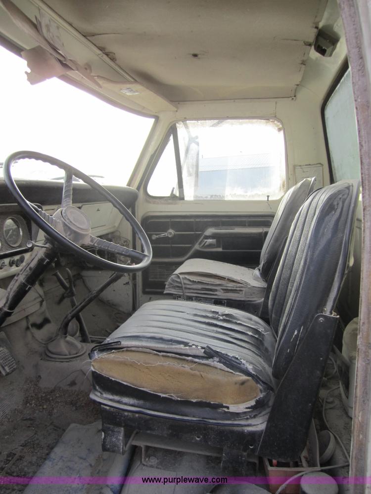 image for item 3148 1975 Ford F750 dump truck with dust tank