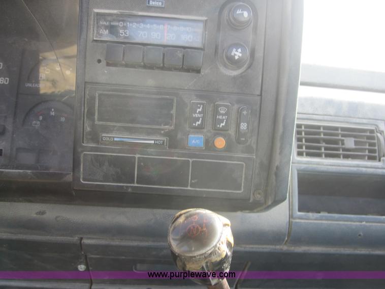 image for item 3180 1988 Chevrolet 1500 Cheyenne pickup truck