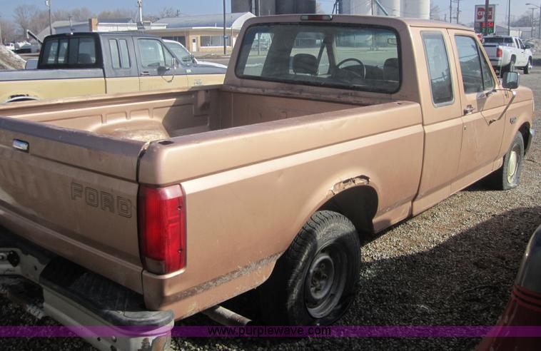 image for item 3182 1994 Ford F150 XL supercab pickup truck