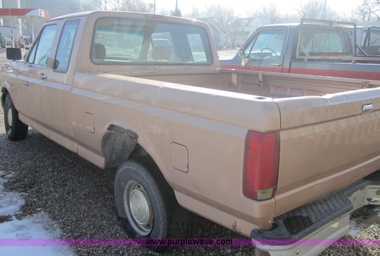 image for item 3182 1994 Ford F150 XL supercab pickup truck