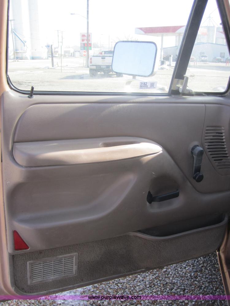 image for item 3182 1994 Ford F150 XL supercab pickup truck