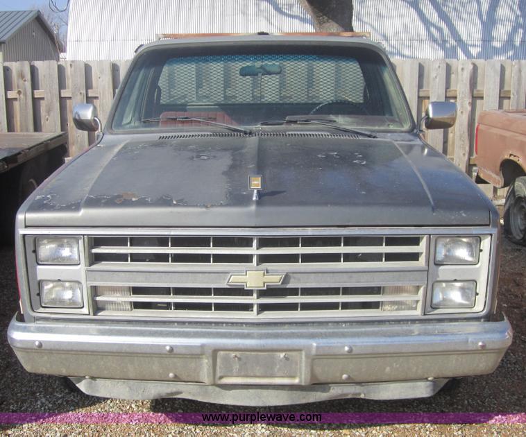 image for item 3183 1987 Chevrolet R10 Silverado pickup truck