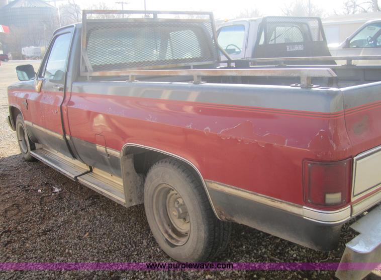 image for item 3183 1987 Chevrolet R10 Silverado pickup truck