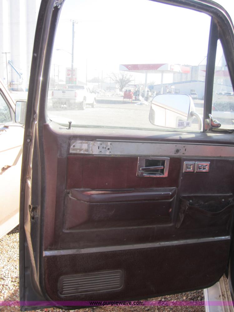 image for item 3183 1987 Chevrolet R10 Silverado pickup truck