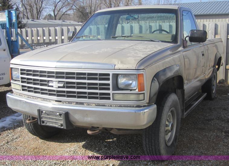 image for item 3185 1989 Chevrolet K2500 Cheyenne pickup truck
