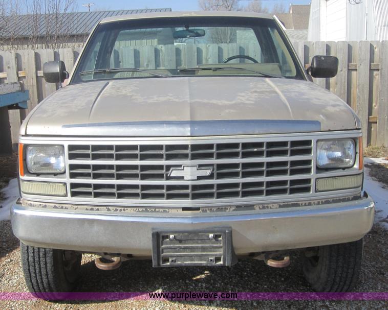 image for item 3185 1989 Chevrolet K2500 Cheyenne pickup truck