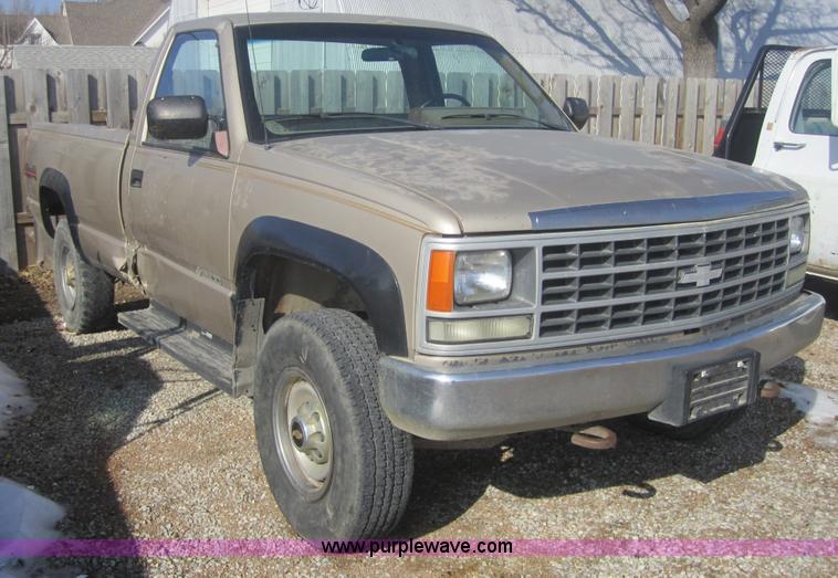 image for item 3185 1989 Chevrolet K2500 Cheyenne pickup truck