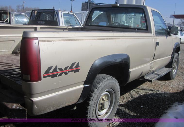 image for item 3185 1989 Chevrolet K2500 Cheyenne pickup truck