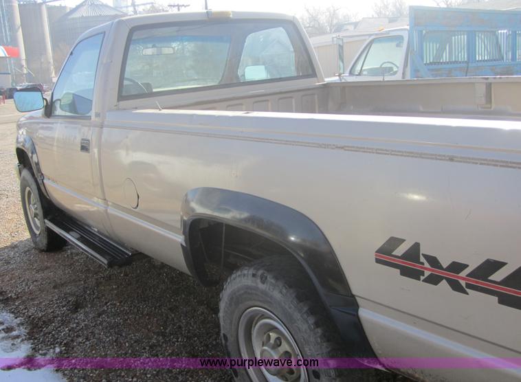 image for item 3185 1989 Chevrolet K2500 Cheyenne pickup truck