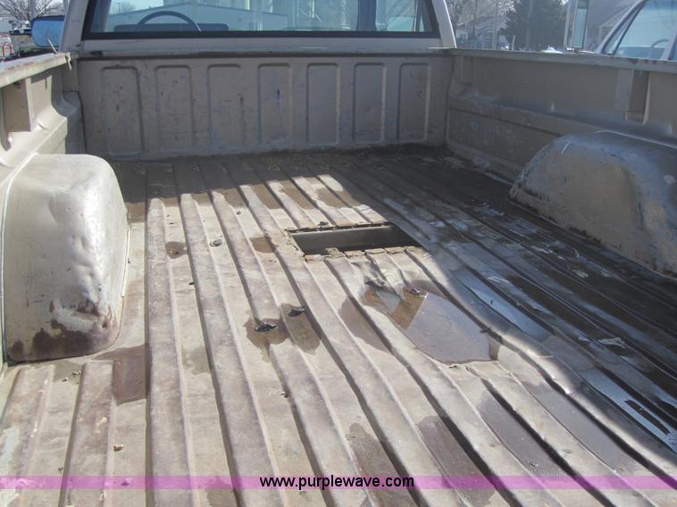 image for item 3185 1989 Chevrolet K2500 Cheyenne pickup truck