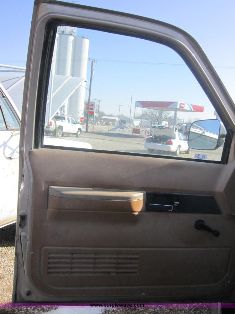 image for item 3185 1989 Chevrolet K2500 Cheyenne pickup truck