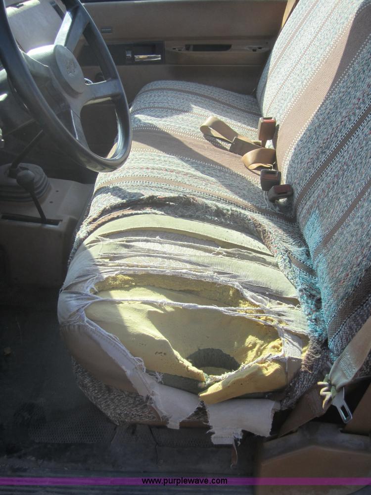 image for item 3185 1989 Chevrolet K2500 Cheyenne pickup truck