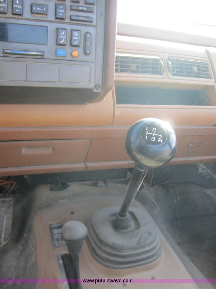 image for item 3185 1989 Chevrolet K2500 Cheyenne pickup truck