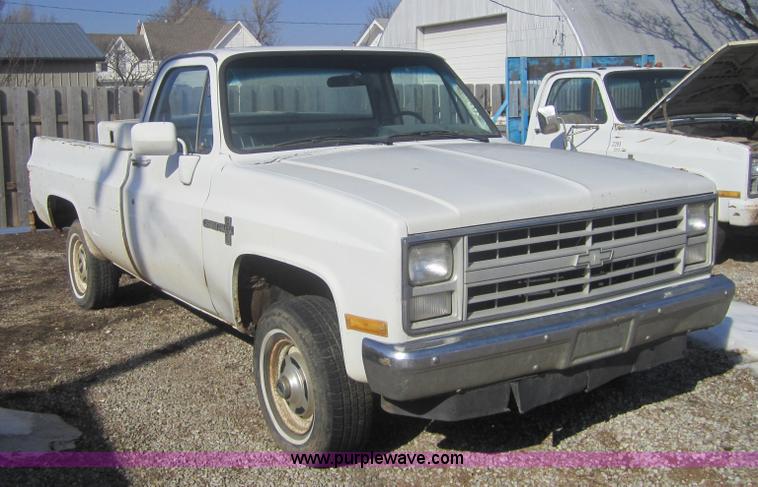 image for item 3187 1986 Chevrolet K10 Custom Deluxe pickup truck
