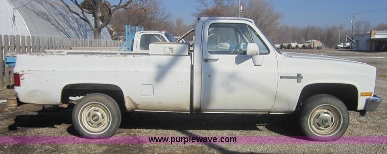 image for item 3187 1986 Chevrolet K10 Custom Deluxe pickup truck