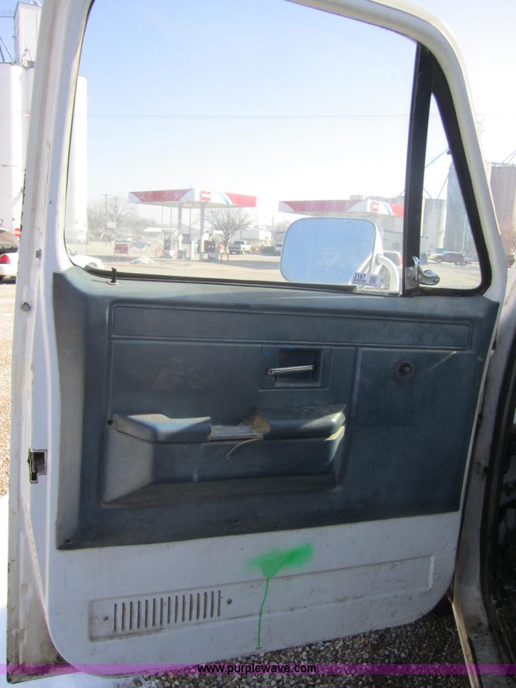 image for item 3187 1986 Chevrolet K10 Custom Deluxe pickup truck