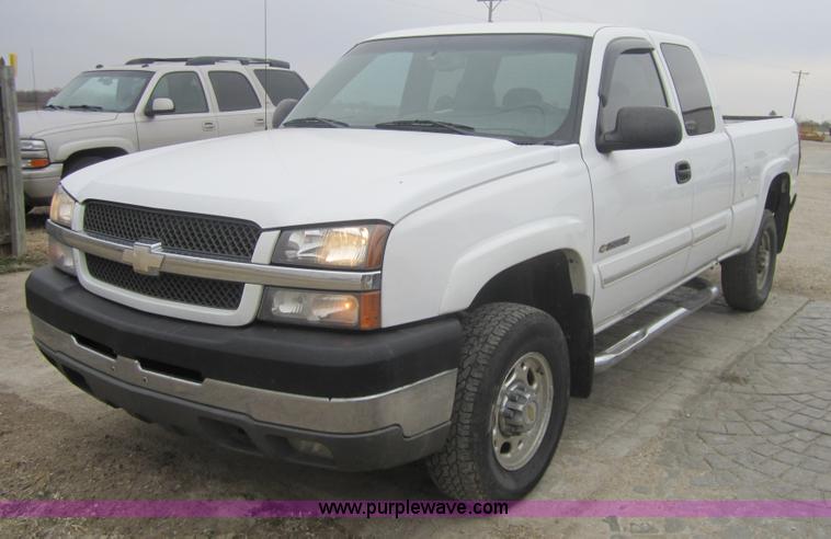 image for item 3690 2003 Chevrolet Silverado C2500 HD LS extended cab pickup truck