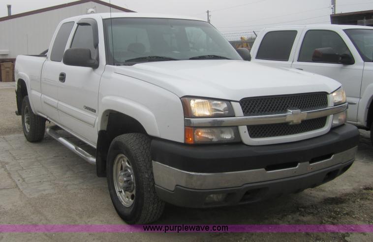 image for item 3690 2003 Chevrolet Silverado C2500 HD LS extended cab pickup truck