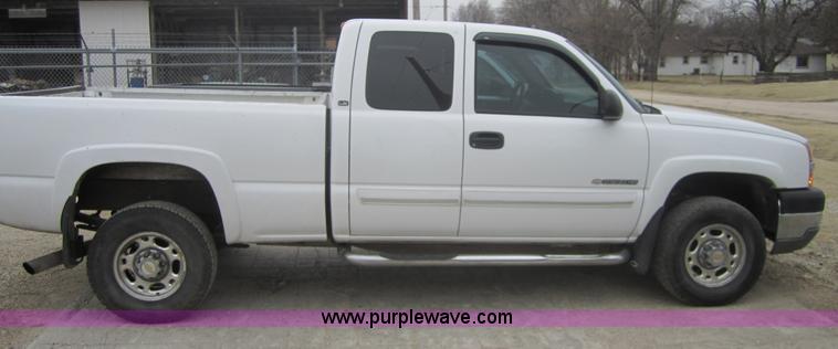 image for item 3690 2003 Chevrolet Silverado C2500 HD LS extended cab pickup truck