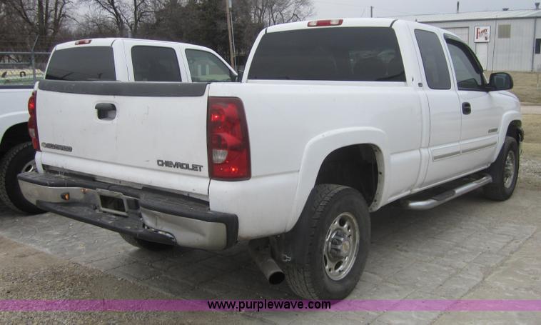 image for item 3690 2003 Chevrolet Silverado C2500 HD LS extended cab pickup truck