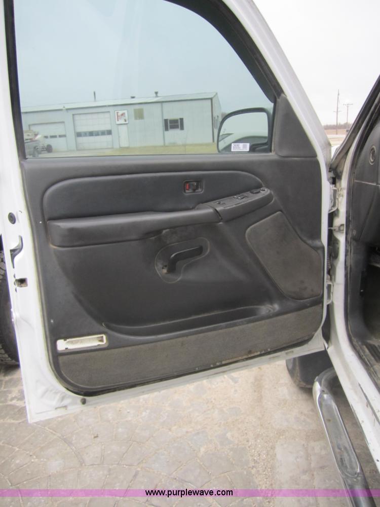 image for item 3690 2003 Chevrolet Silverado C2500 HD LS extended cab pickup truck