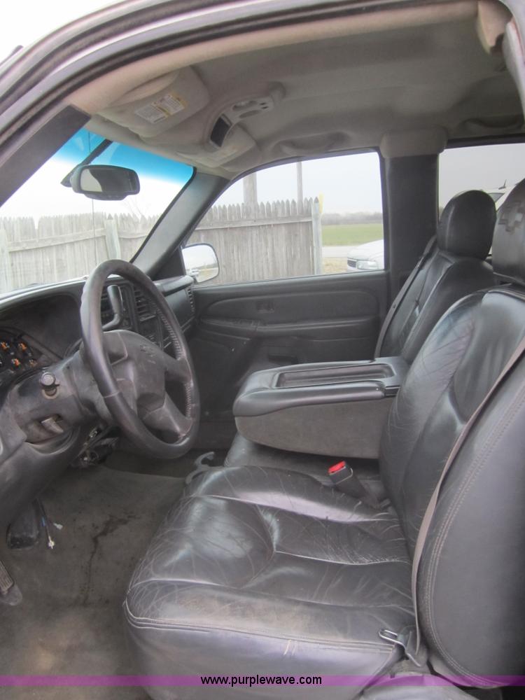 image for item 3690 2003 Chevrolet Silverado C2500 HD LS extended cab pickup truck