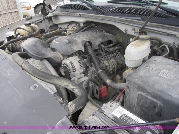 image for item 3690 2003 Chevrolet Silverado C2500 HD LS extended cab pickup truck