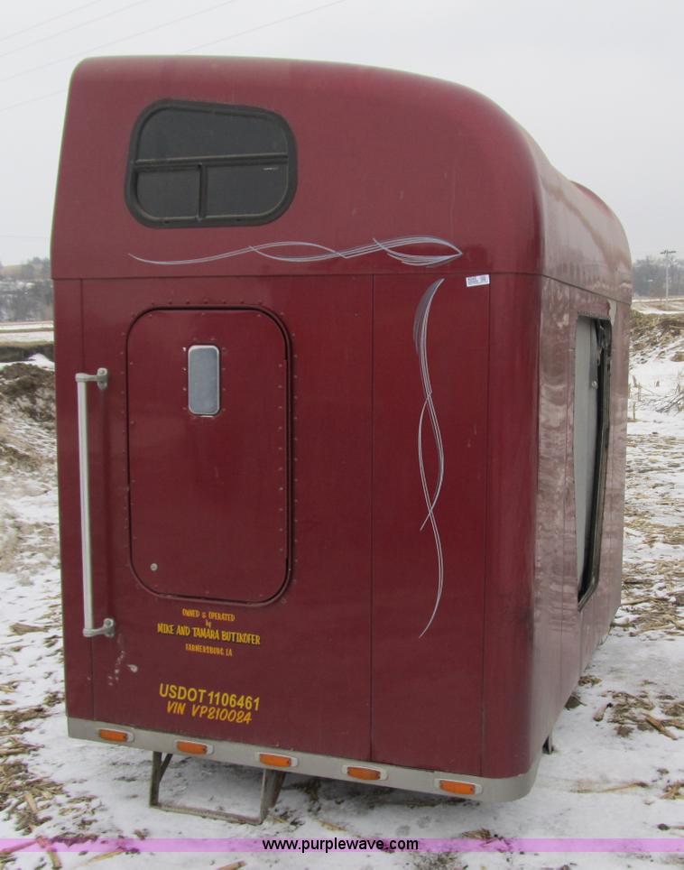image for item 4049 Peterbilt cab sleeper