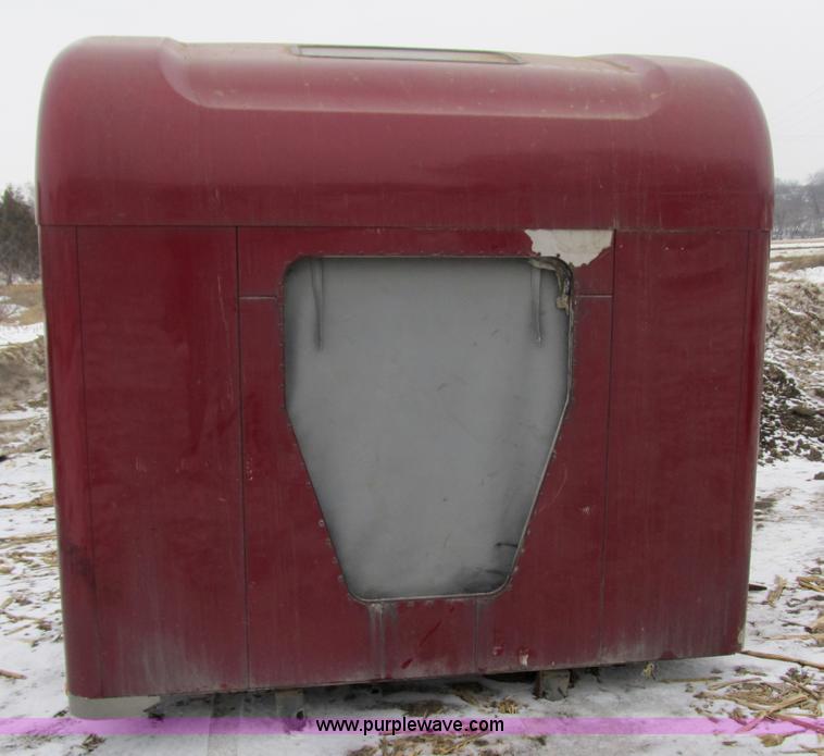 image for item 4049 Peterbilt cab sleeper