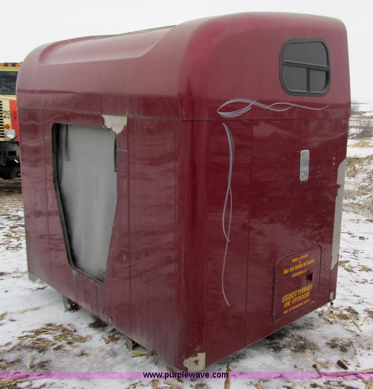 image for item 4049 Peterbilt cab sleeper