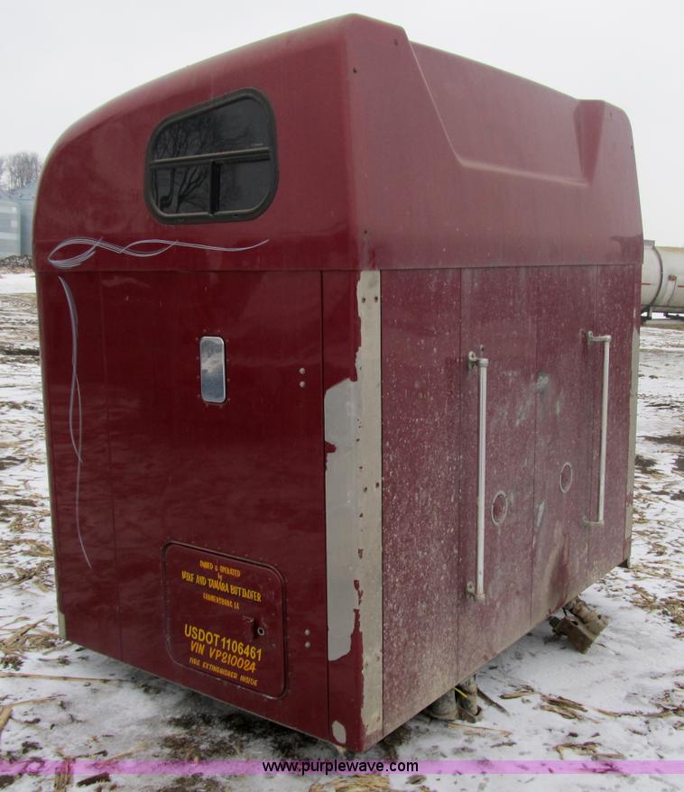 image for item 4049 Peterbilt cab sleeper