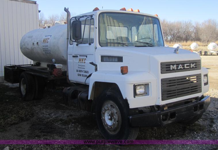 image for item 4362 1987 Mack CS250P semi truck